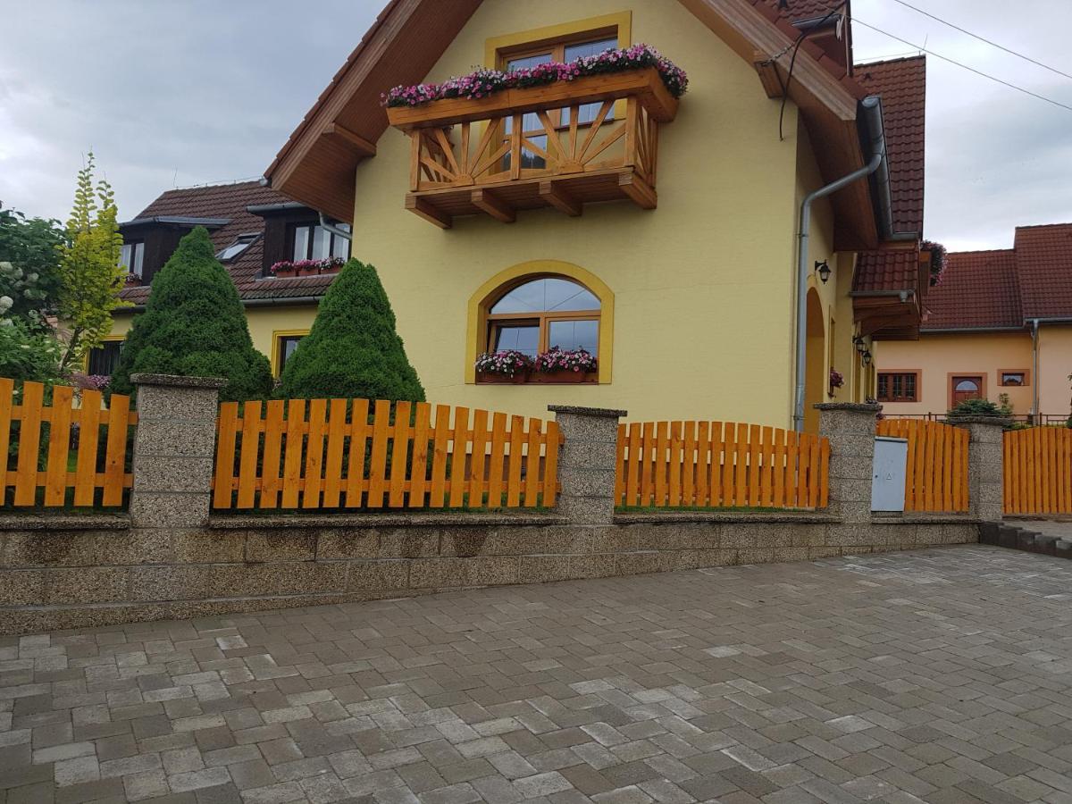 Zlty Dom Vrbov Apartamento Exterior foto